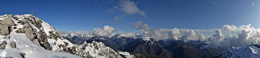 In cresta di vetta per il Venturosa (1999 m) vista panoramica verso i monti della Val Serina e della media Valle Brembana